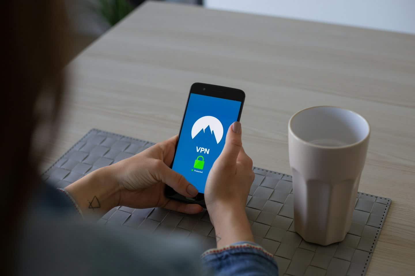 Persona che usa uno smartphone mostrando la protezione VPN.